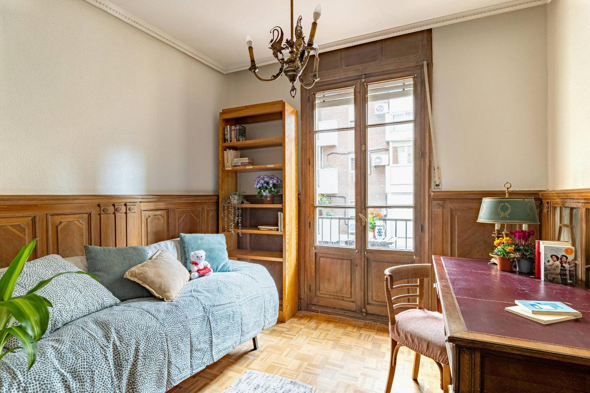 Bed & Breakfast Individual Con Ventana A Patio Bano Compartido Madrid